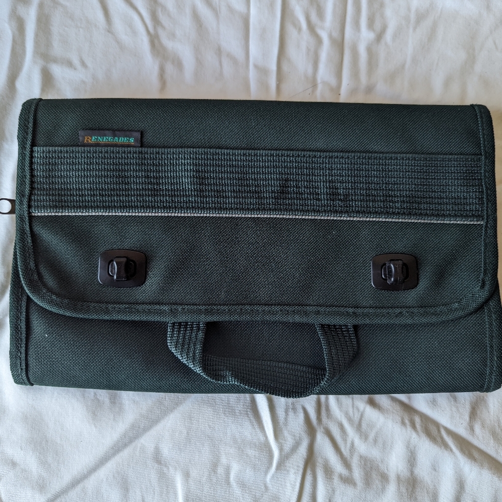 Ricardo Beverly Hills Renegades Makeup/Jewelry/Toiletry Trifold Case Dark Green